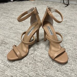Steve Madden // Nude heels